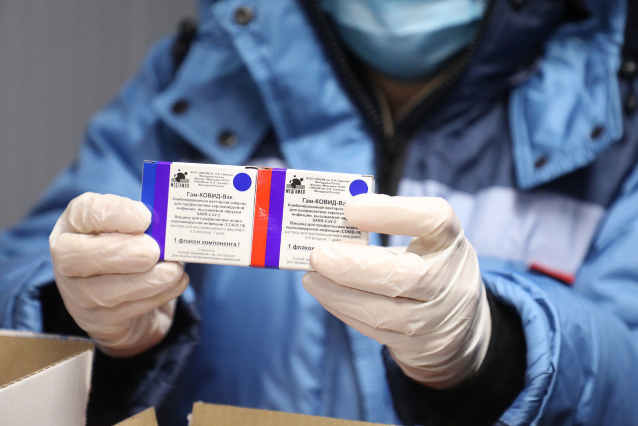 Никаких официальных документов на поставку в Петербург 500 тысяч доз вакцины от коронавируса нет 