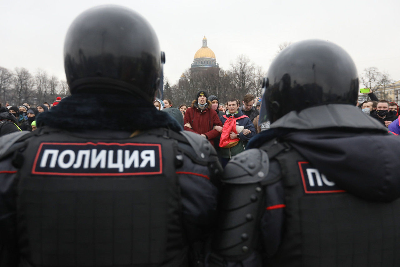 Омбудсмен предложил отложить аресты задержанных на несогласованной акции в Петербурге 31 января