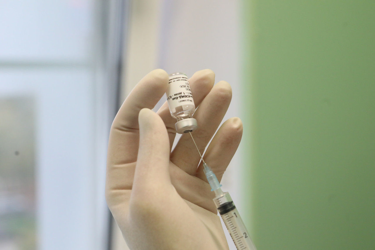 Петербургские врачи рассказали, действует ли российская вакцина на новые штаммы коронавируса