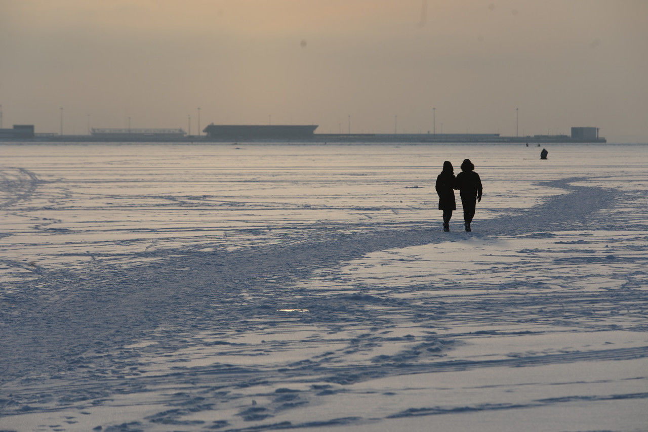 Рыбаки зимой парке 300 летия. Реки и каналы СПБ солнце тонкий лёд.