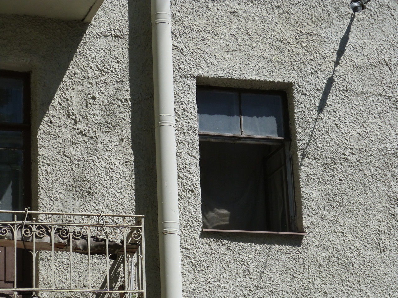 Трехлетний малыш умер после падения из окна на Выборгской улице 