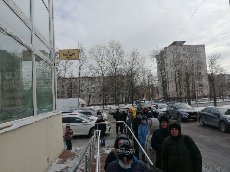 Жители Невского района выстроились в огромную очередь за загранпаспортами