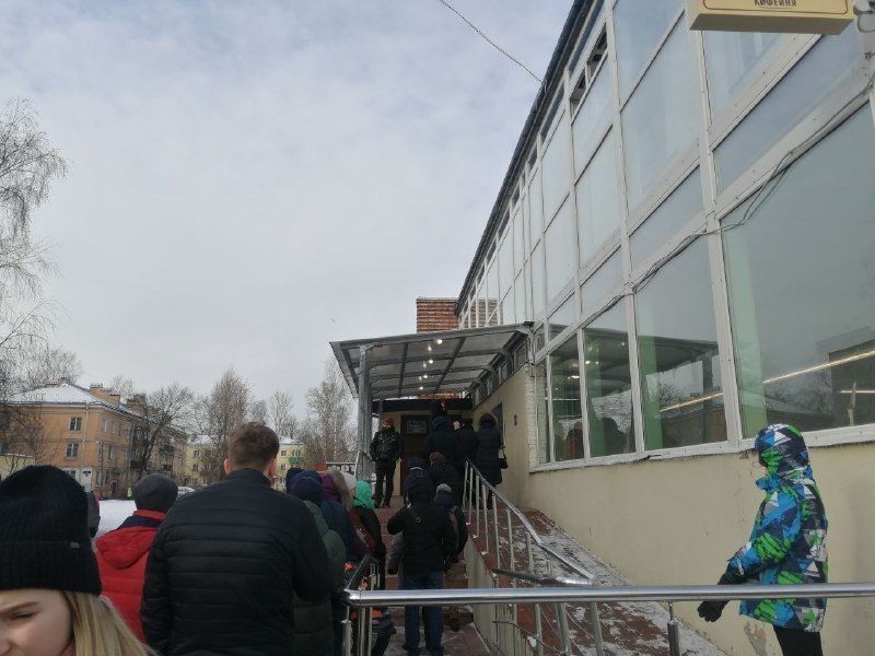 Жители Невского района выстроились в огромную очередь за загранпаспортами