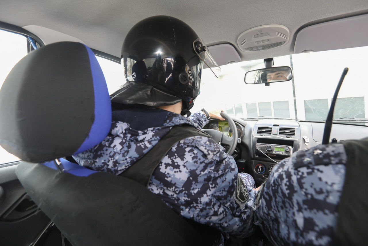 В коммуналке на Барочной улице обнаружили труп с гематомами на лице и шее