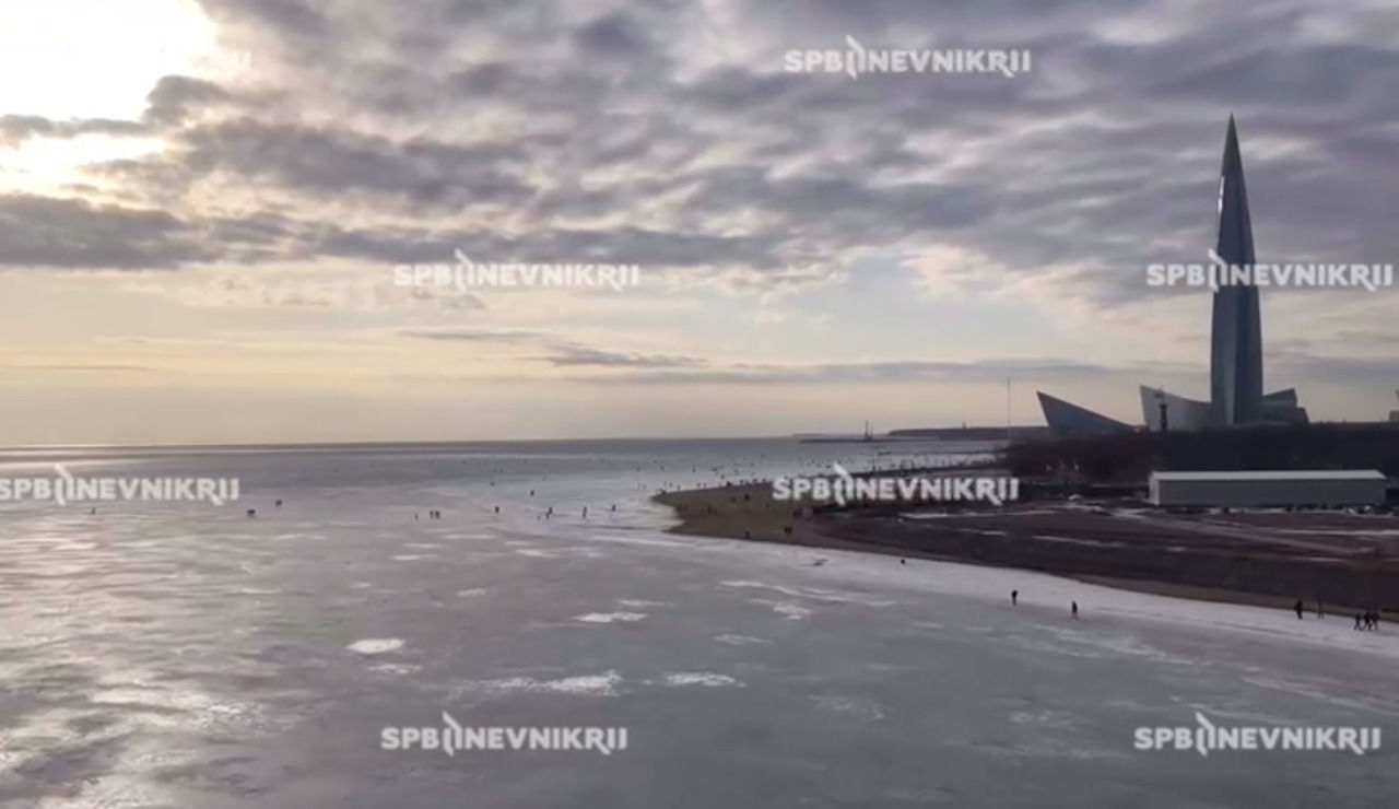 «На свой страх и риск»: петербуржцы вышли с детьми на подтаявший лёд на Невской губе