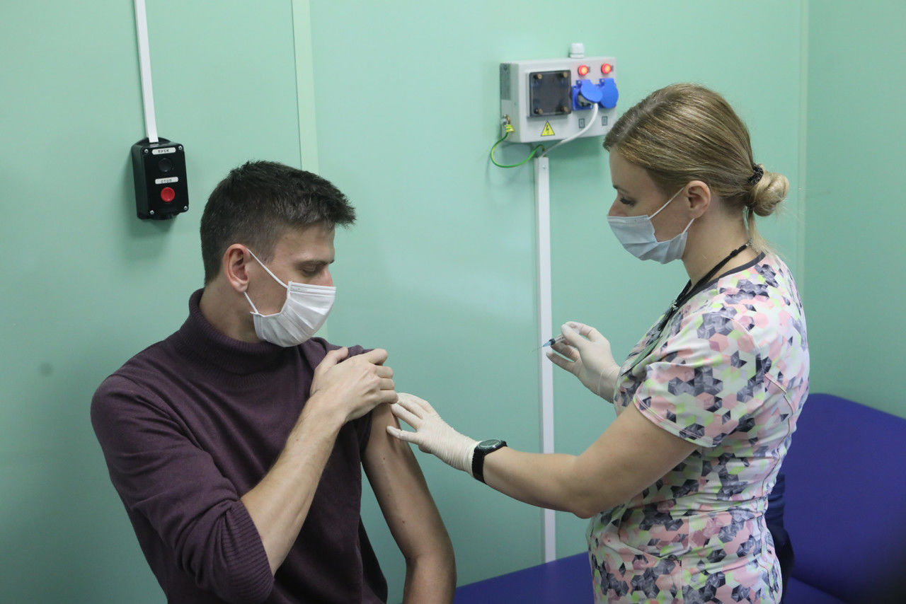 Прививки от коронавируса уже сделали 405 тысяч петербуржцев