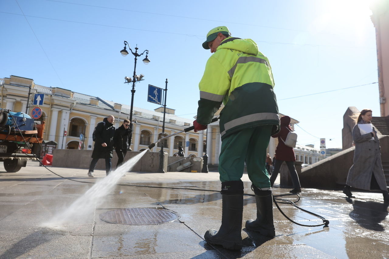 Петербург в среду чистят, моют и подметают 682 спецмашины и 1157 дворников