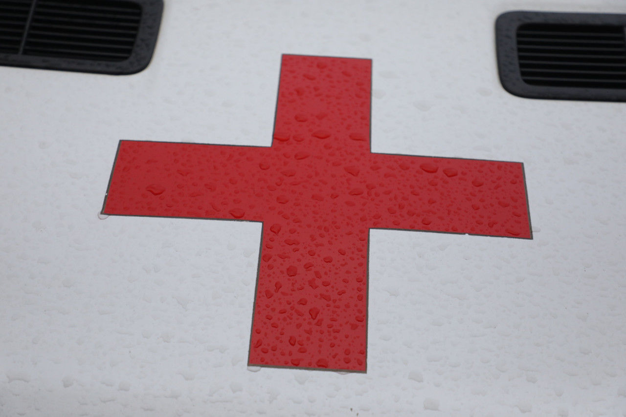 На Приморском шоссе опрокинулась иномарка, пострадала 18-летняя девушка