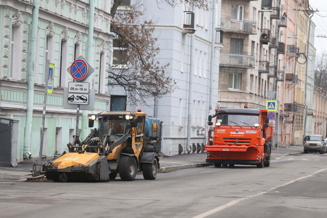 Во вторник улицы и дороги Петербурга чистят 653 единицы техники