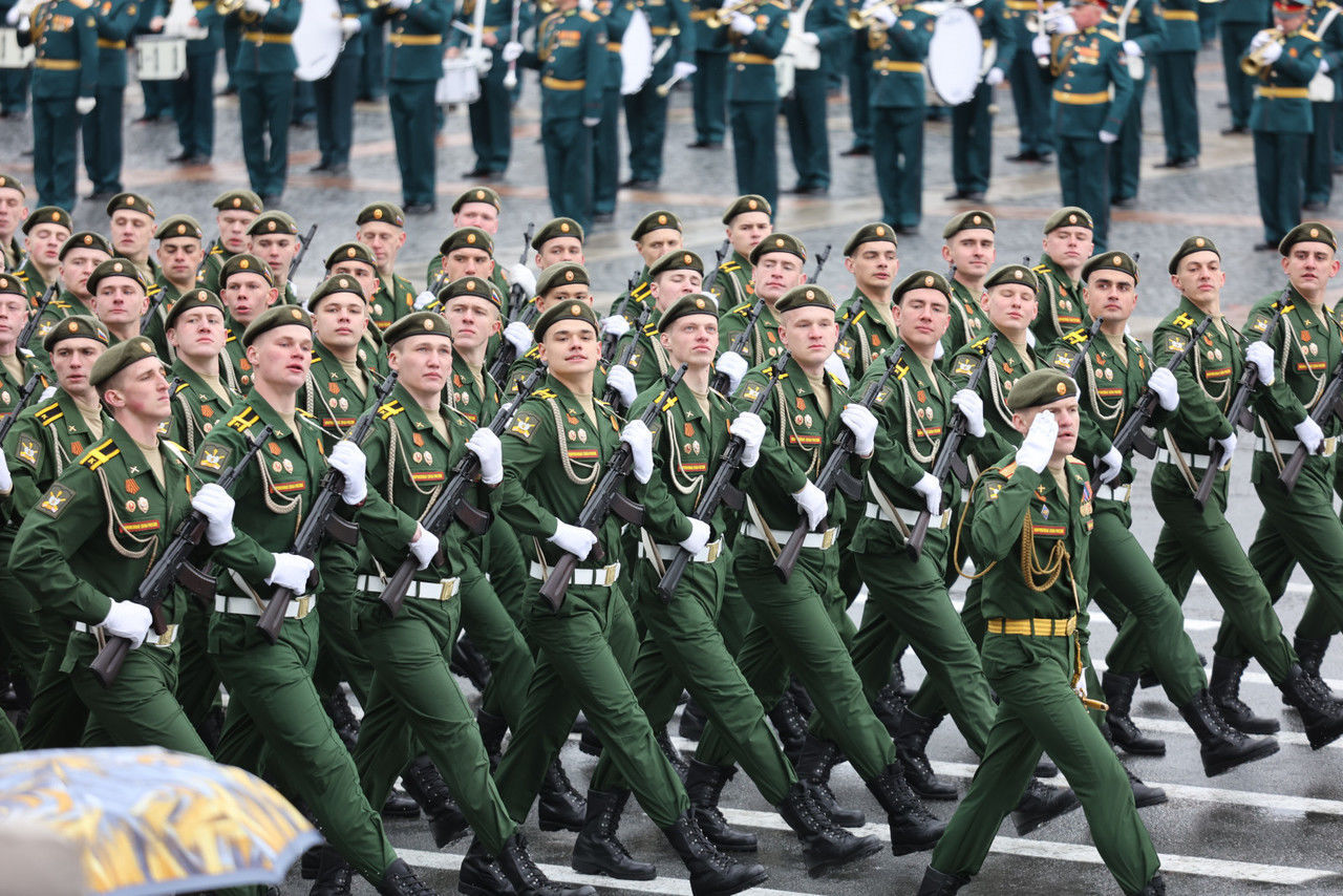 Вице-губернатор Пиотровский поздравил петербуржцев с Днем Победы