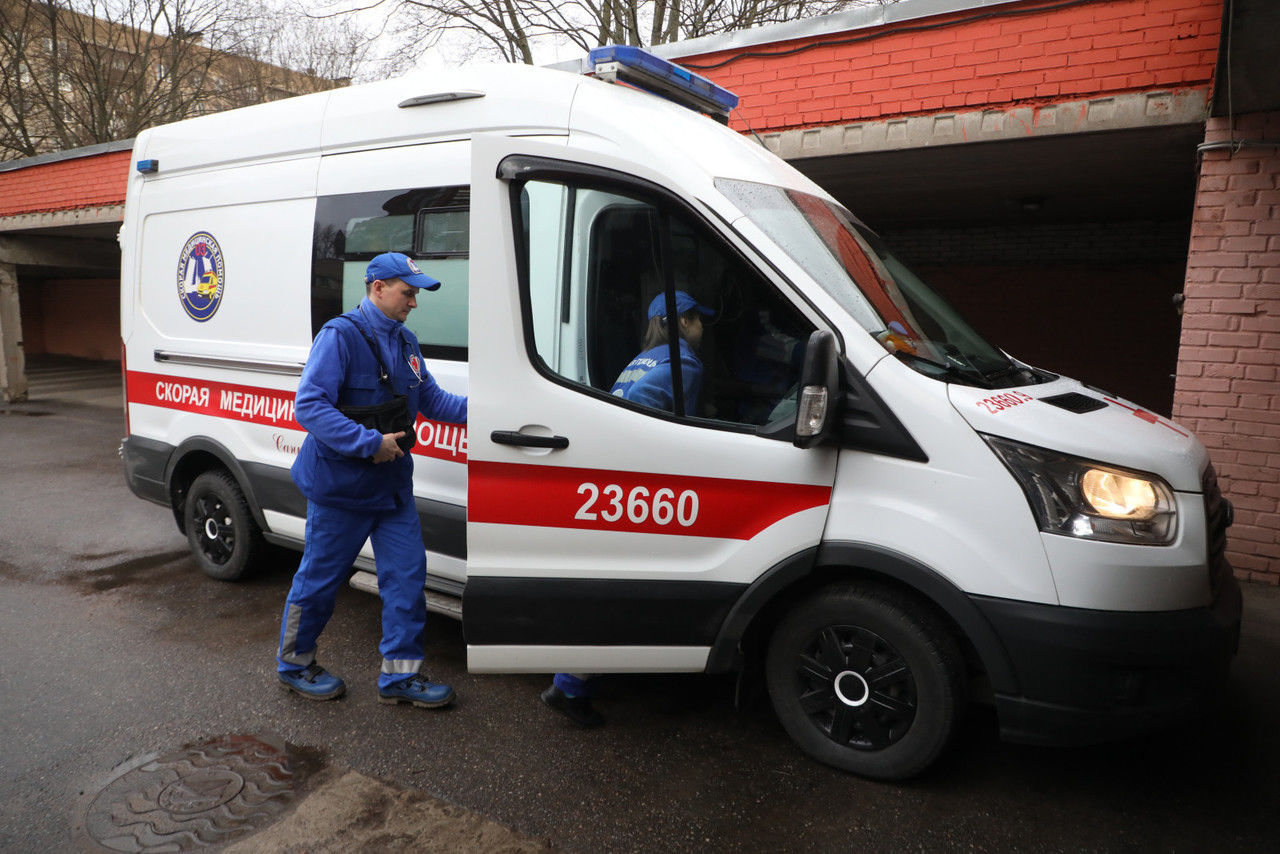 Пожилая женщина попала под колеса автобуса в Пушкине