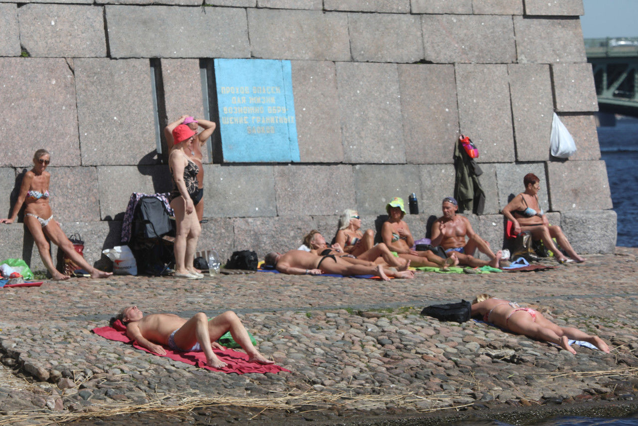 Петербуржцам объяснили, как не перегреться при сильной жаре