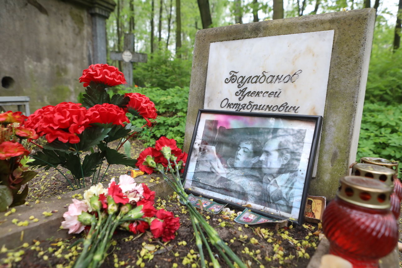 «Памятник поставим в середине лета»: на могиле Алексея Балабанова появится мемориал