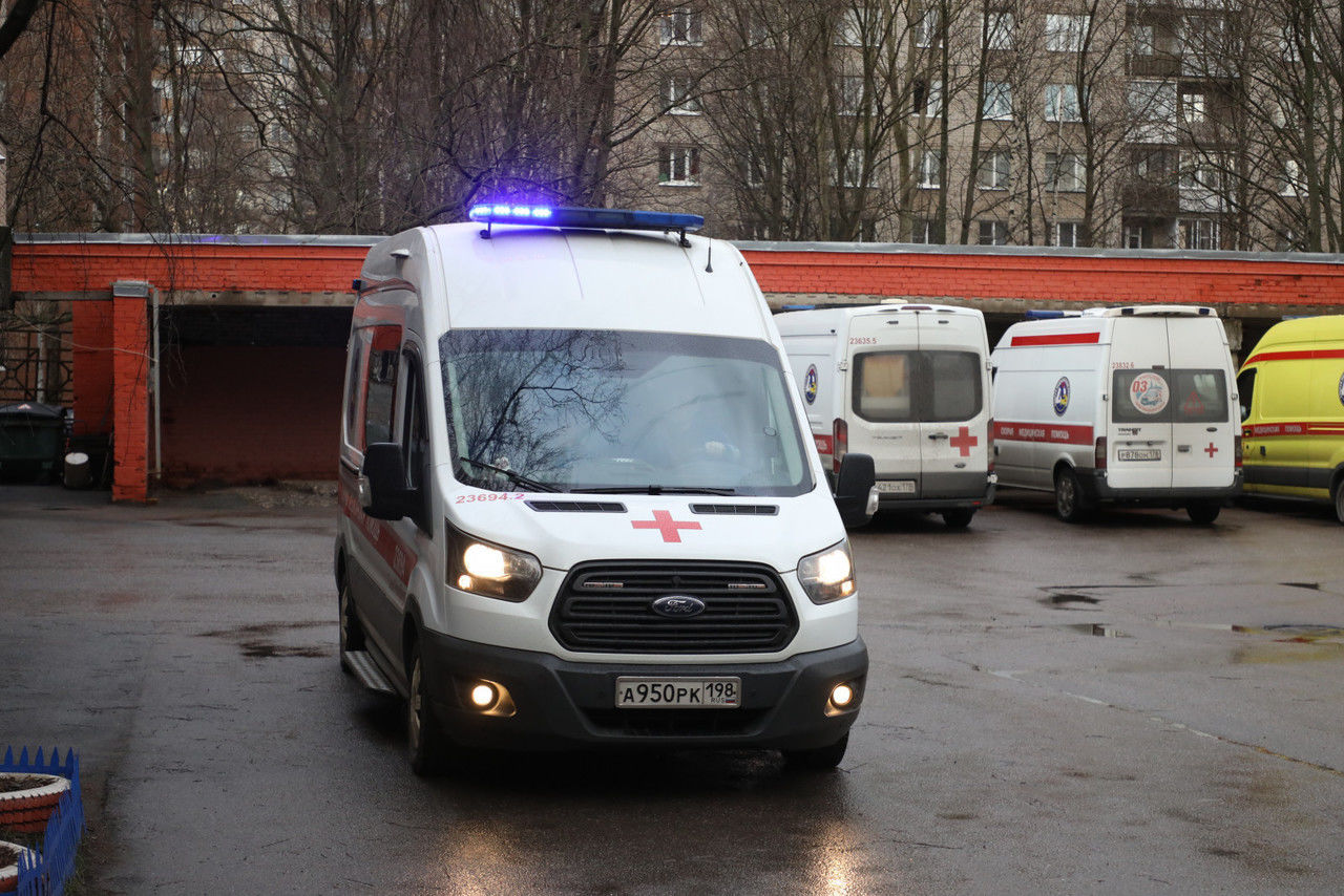 В Петербурге малышка выпала из окна восьмого этажа и выжила