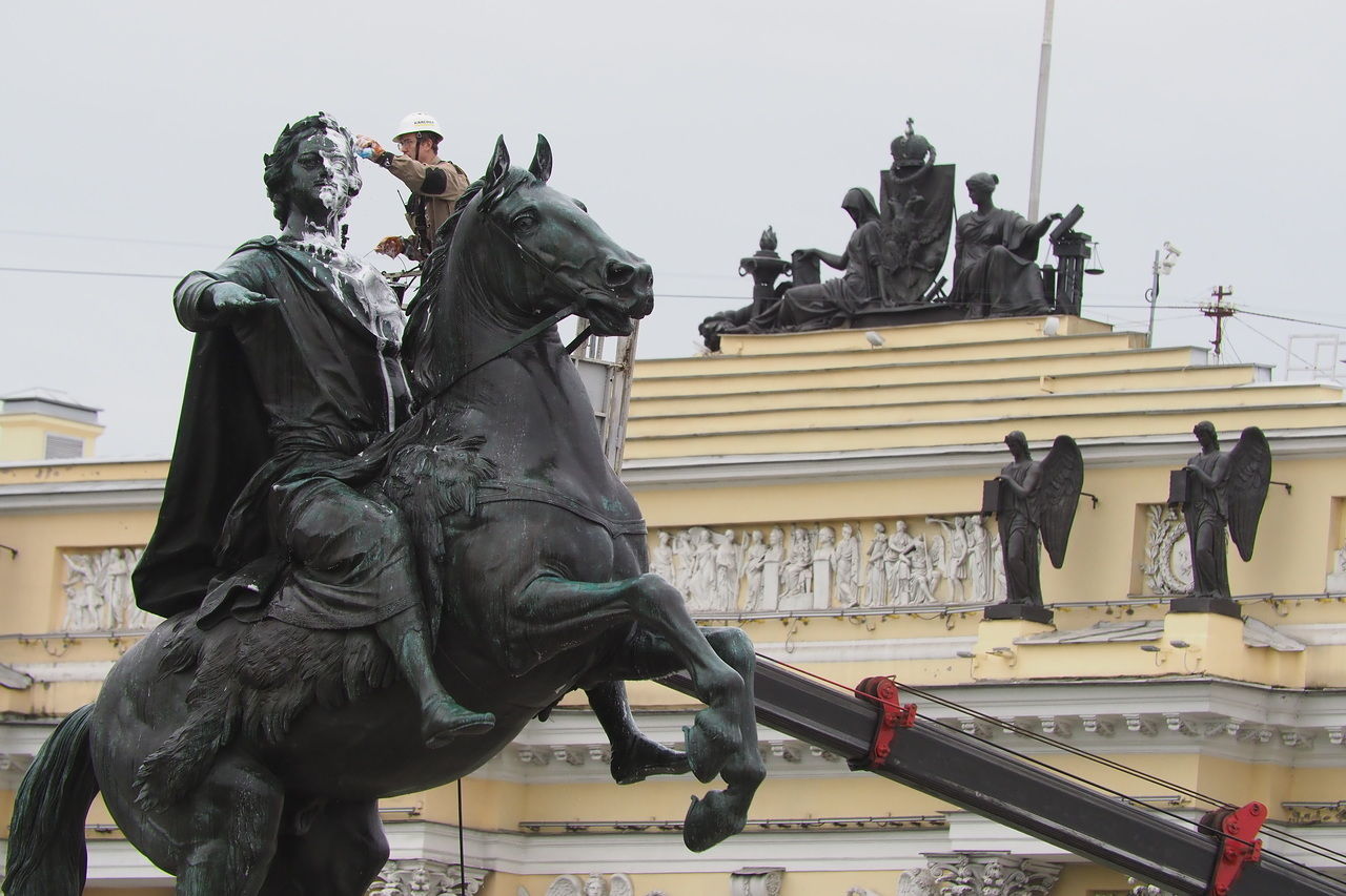 В Петербурге перед Днем города моют Медного всадника