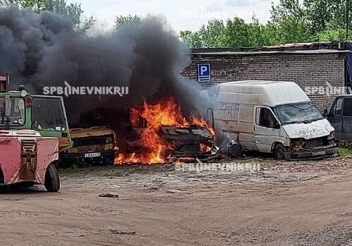 Сразу три автомобиля загорелись в Шкиперском протоке - видео