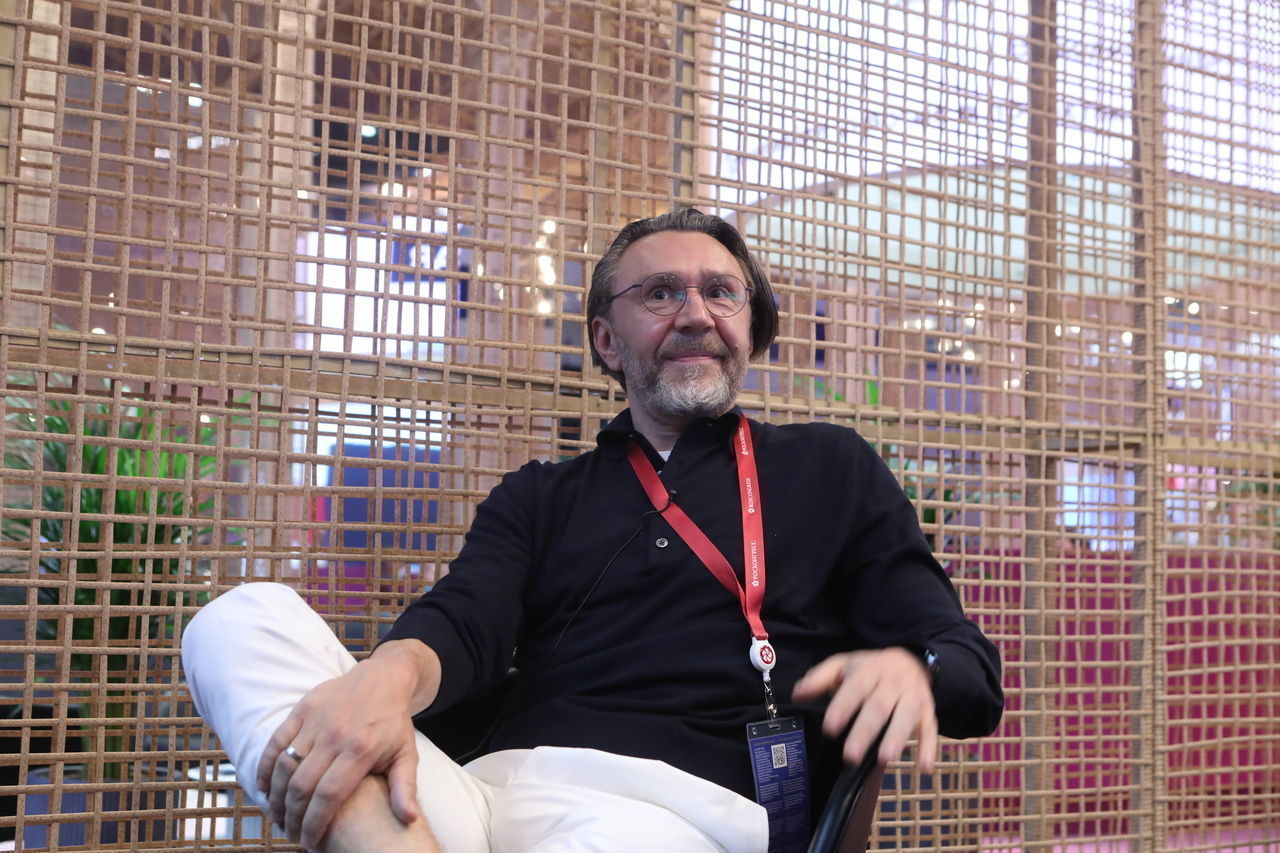 Сергей Шнуров рассказал Урганту, что перешил переехать в Уфу