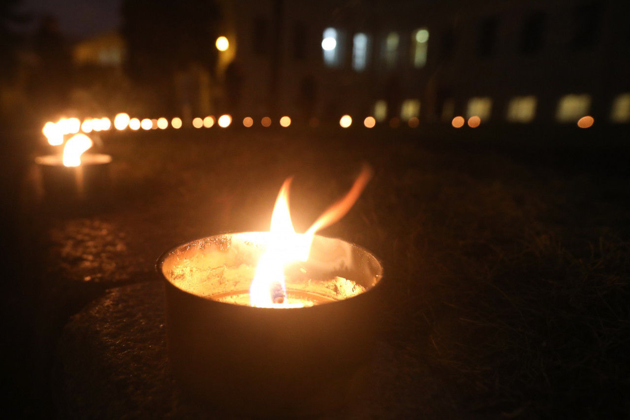 Минута молчания свеча памяти. Свеча памяти блокада Ленинграда. Минута молчания СПБ. Ночь свеча памяти.