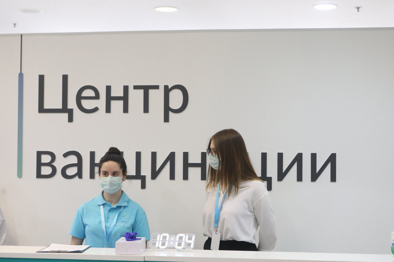 Петербуржцы продолжают выстраиваться в очереди на вакцинацию в торговых центрах 