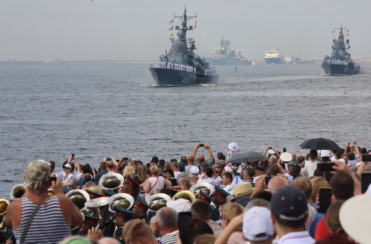 Более 20 вспомогательных судов будут обеспечивать Главный парад ВМФ в Петербурге