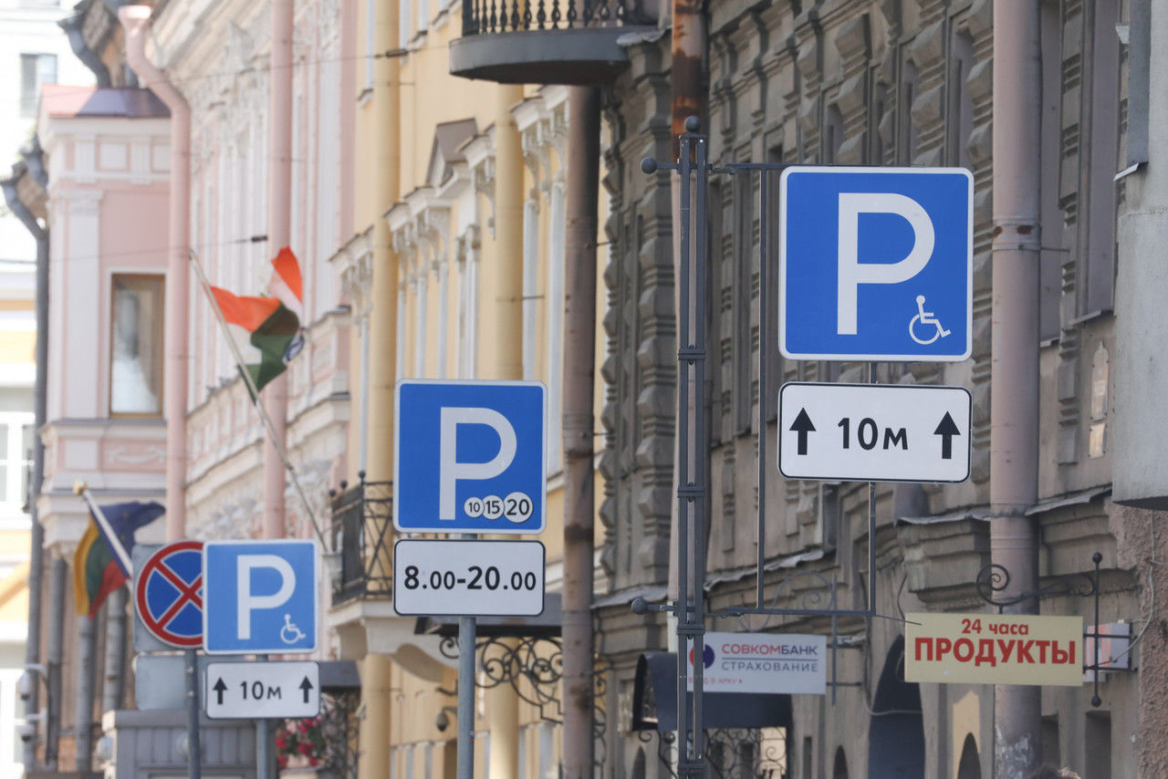Петербуржцы получат штраф за парковку на газоне автоматически