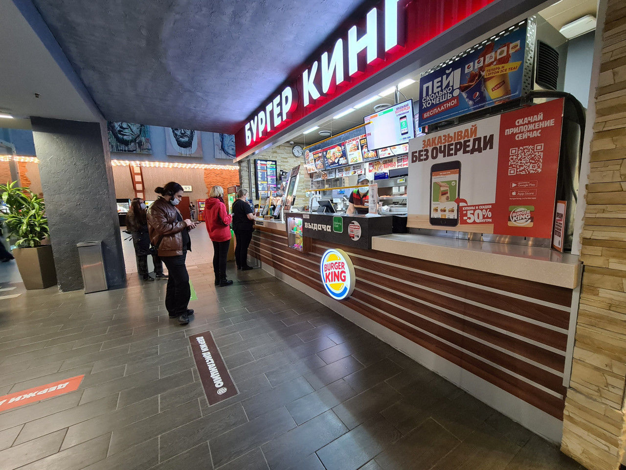 Стало известно, когда в Петербурге вновь откроются фудкорты