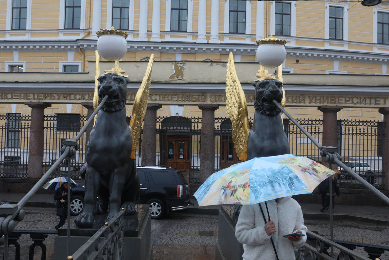 На Петербург надвигаются ливни, грозы и град