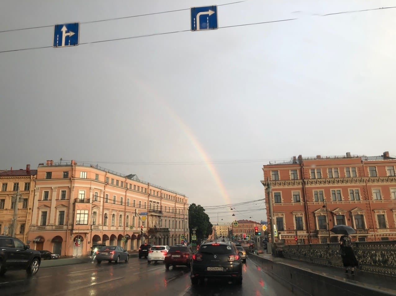 В небе над Петербургом зависла радуга