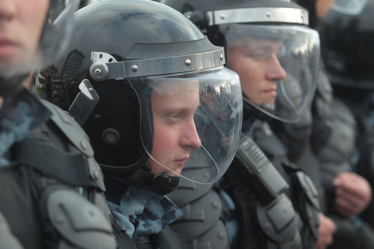 В полиции рассказали подробности драки у гостиницы в Петербурге. В ней приняли участие почти 300 человек