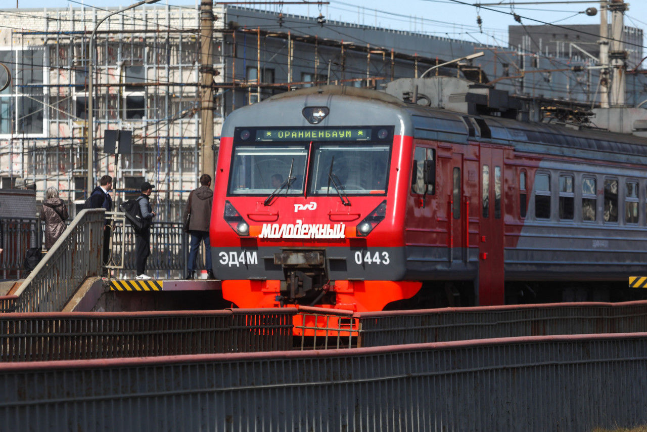 Из-за сломанной электрички пассажиры ждали на Московском вокзале в  Петербурге отправления два часа