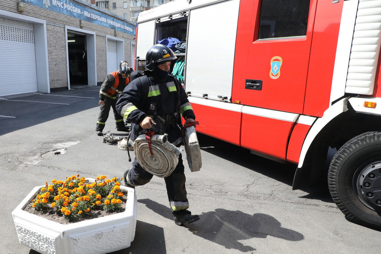 В Петербурге в пожаре на Васильевском острове едва не погибла женщина