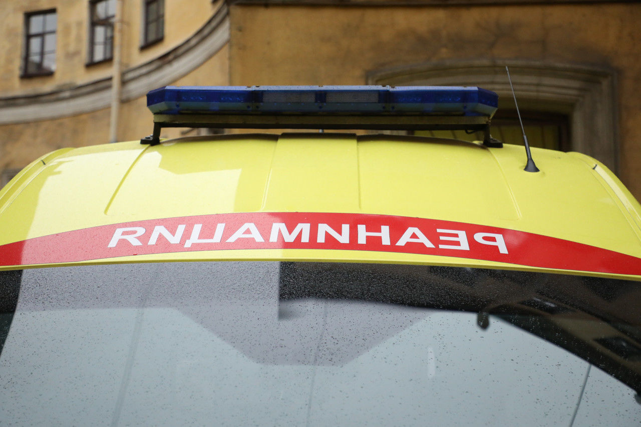В Петербурге из окна с пятого этажа выпал мужчина, задержаны три человека