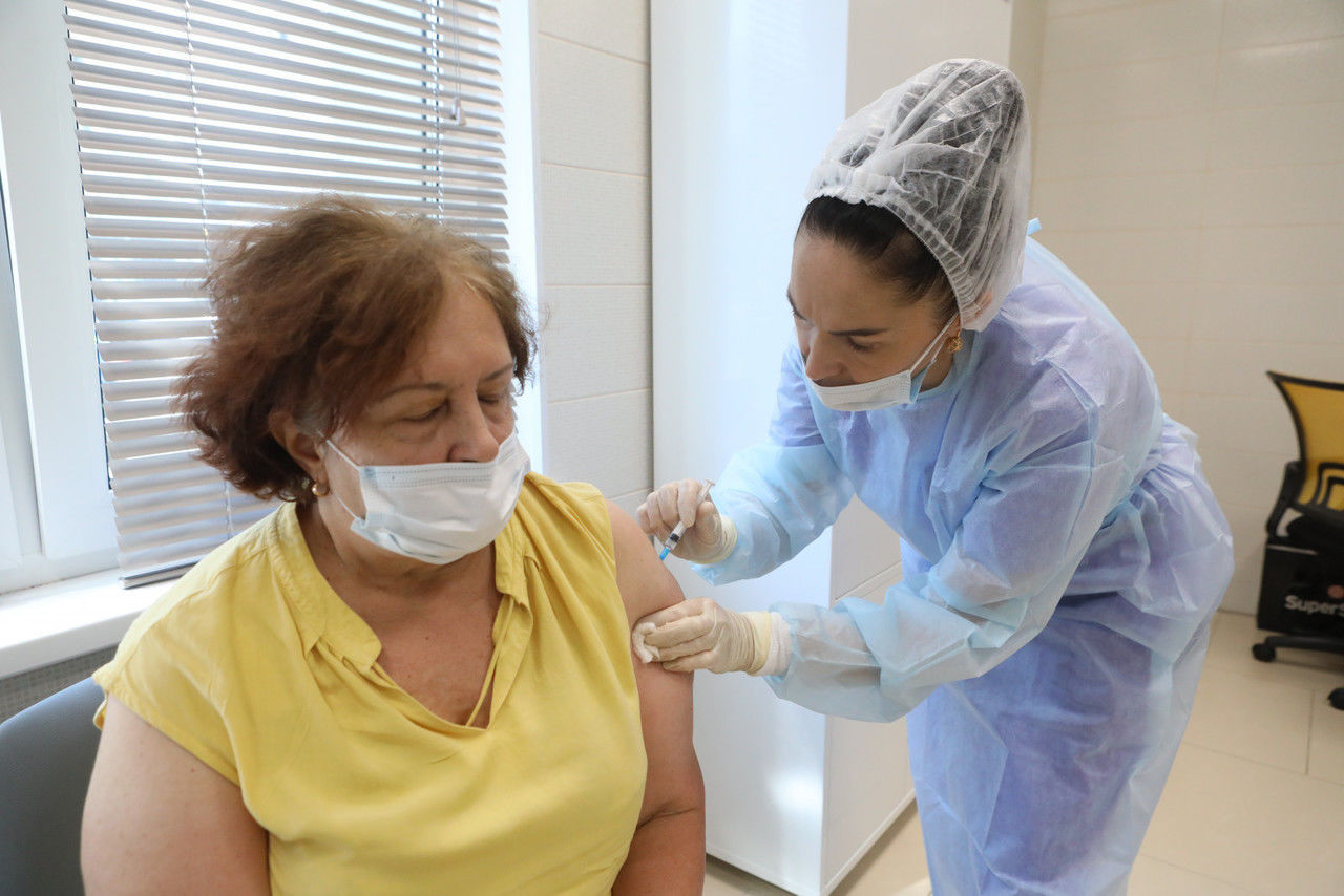 В Петербурге доступно почти 400 тысяч доз вакцины от коронавируса