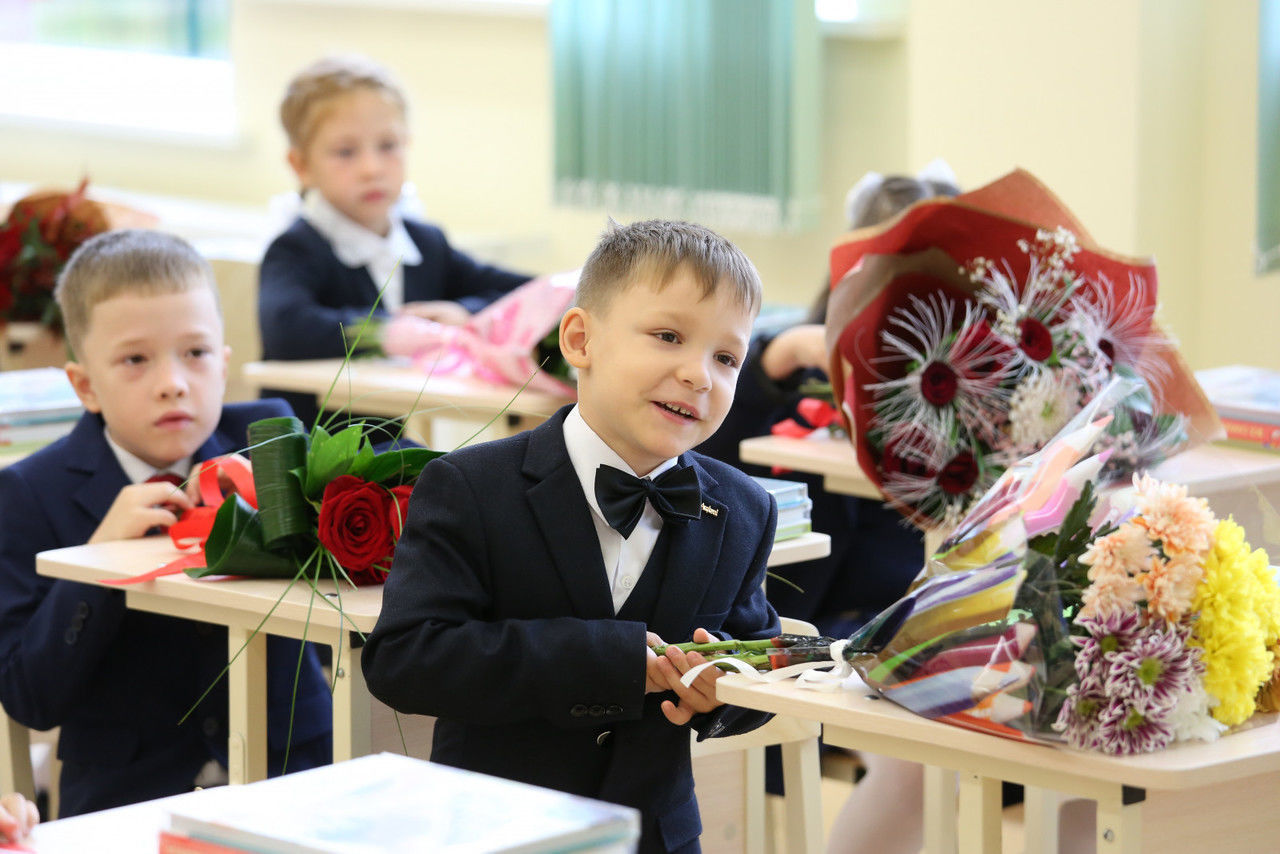 Число школьников в спб. 1 Сентября 2021 года 556 школы курортного района. Дети вместо родителей. 1 Сентября 2021 Белгород. Дети вместо цветов 2022.
