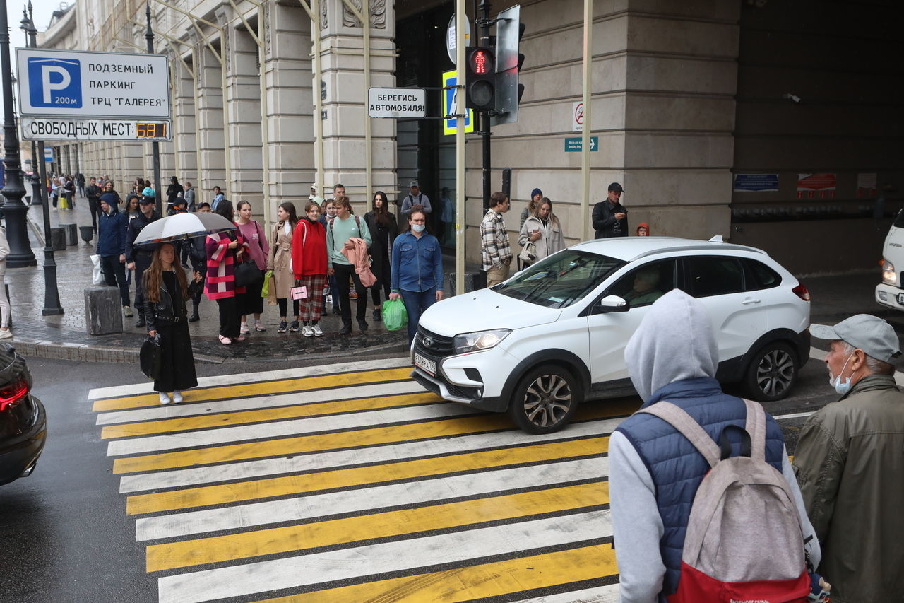 В Петербурге появился первый тротуарный светофор