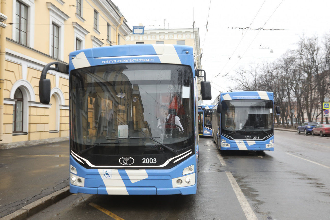 Движение троллейбусных маршрутов № 10 и 14 временно изменили из-за аварии и пожара