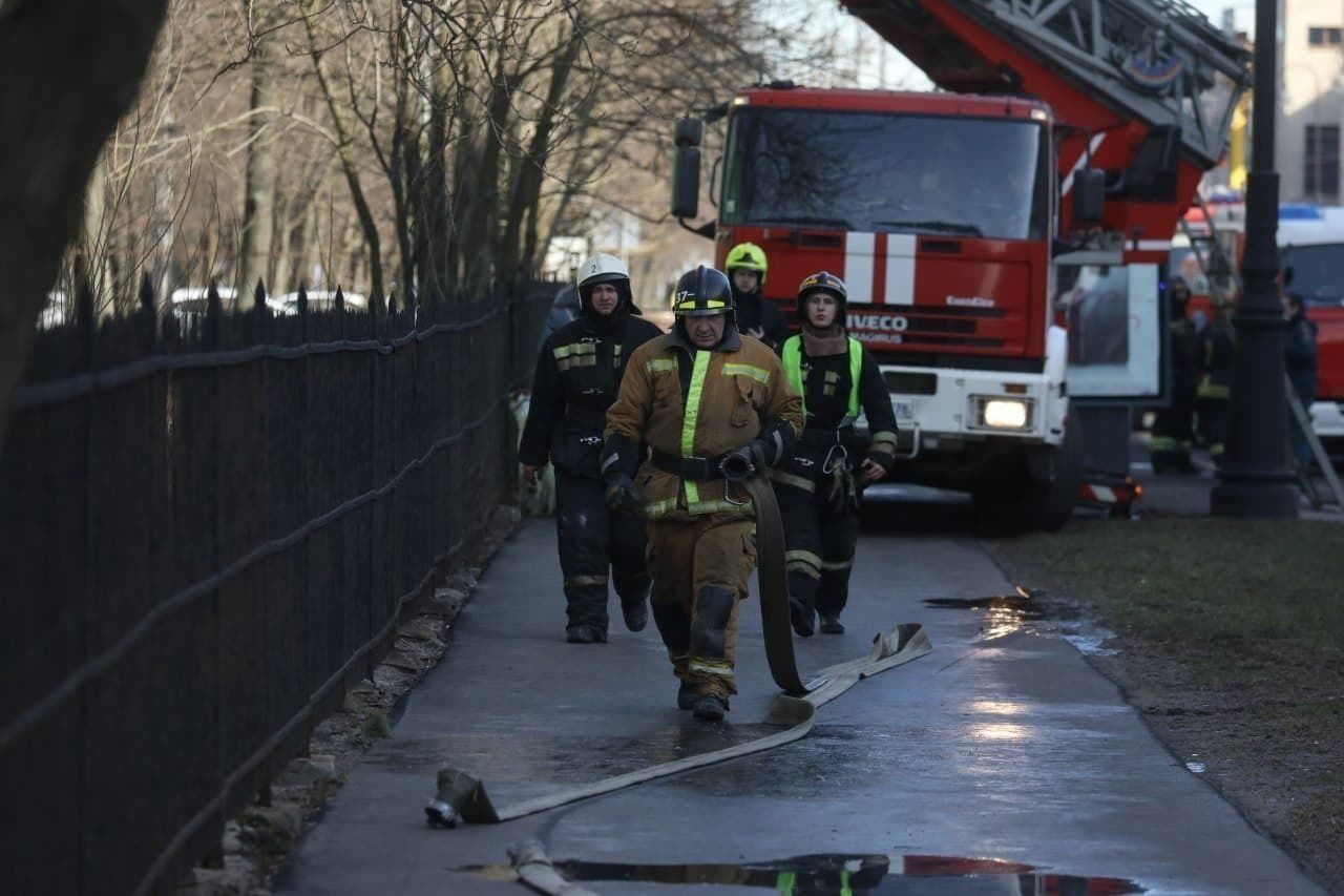 17 пожарных тушили пылающую квартиру на Светлановском проспекте