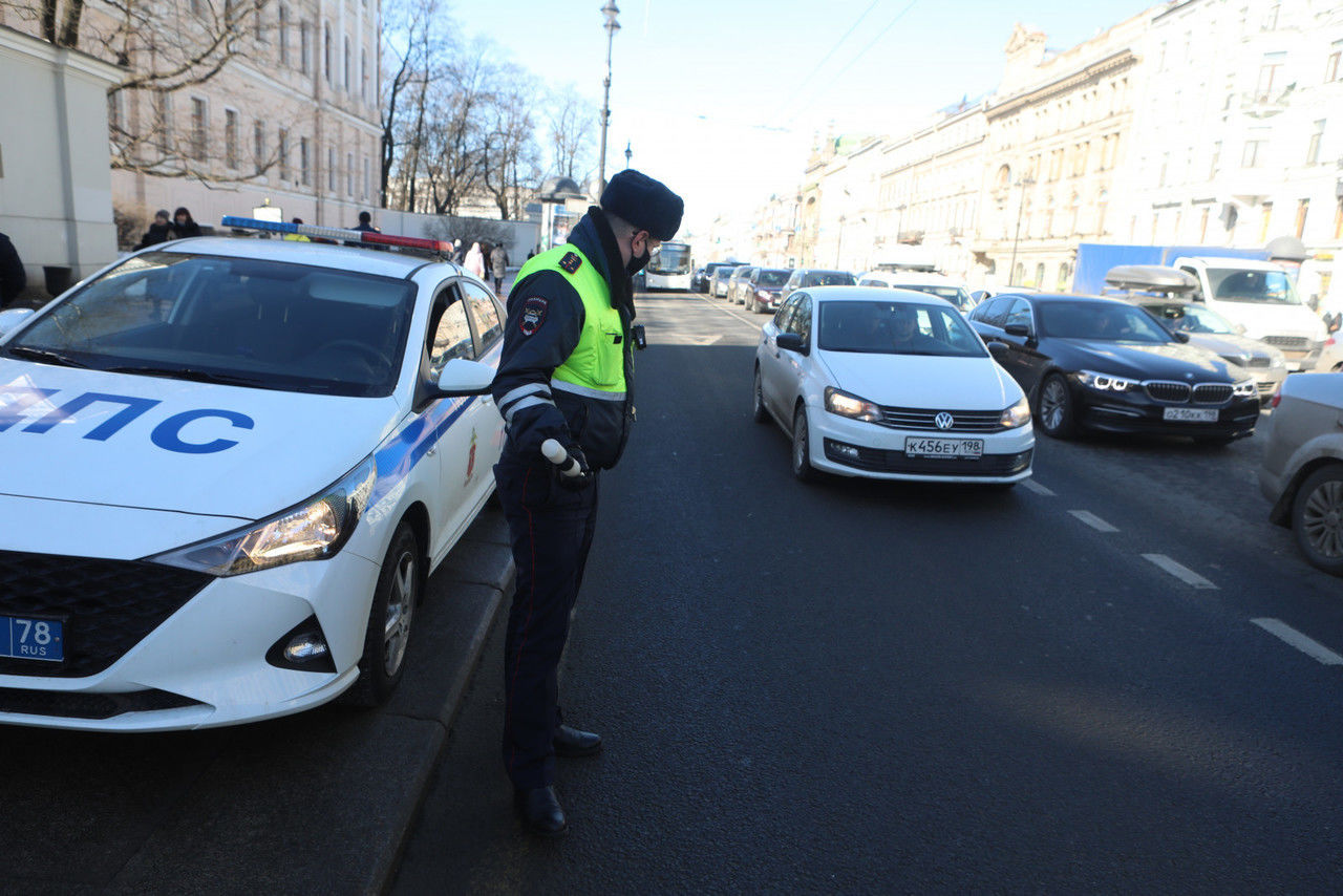 В МРЭО Петербурга заявили, что сбоев в работе базы данных ГИБДД нет