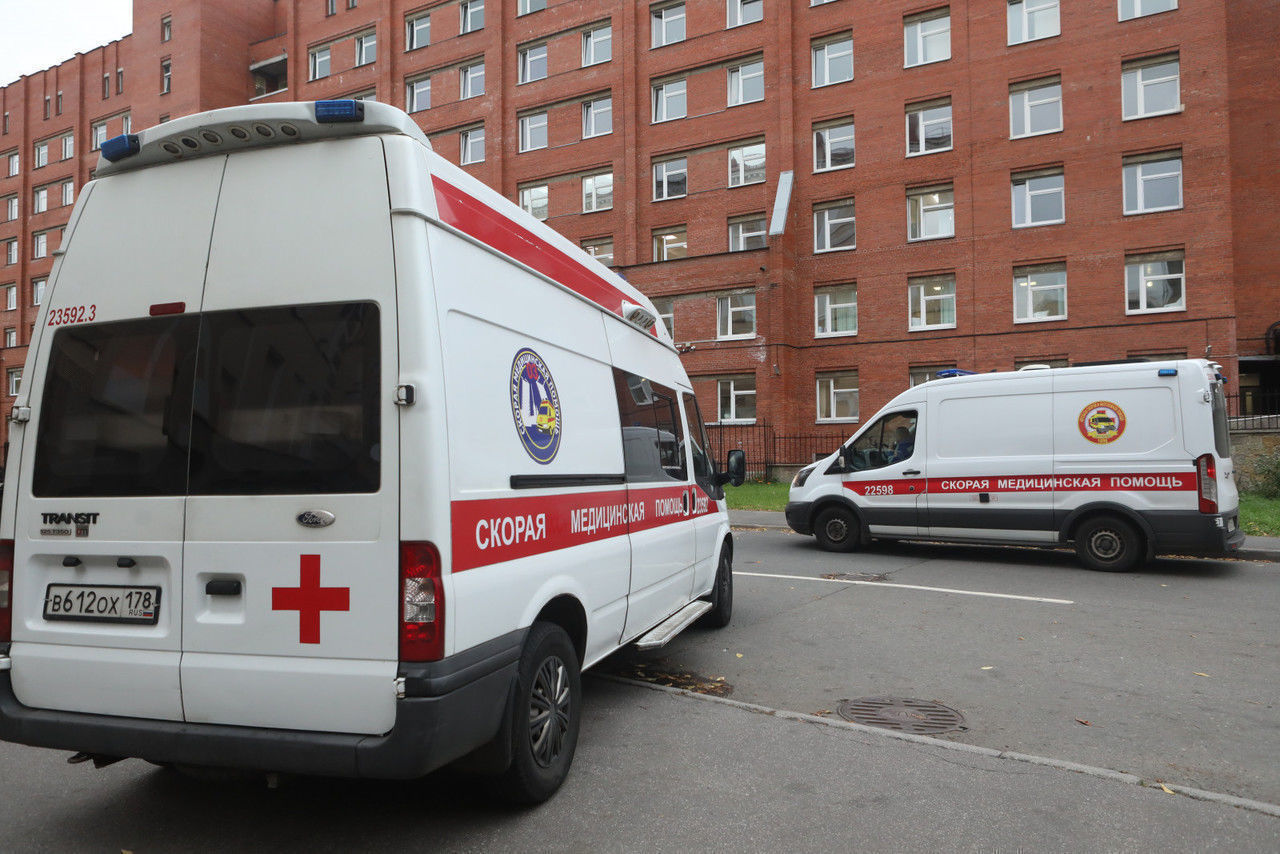 Комитет по здравоохранению объяснил очередь из скорых у главной детской инфекционной больницы Петербурга