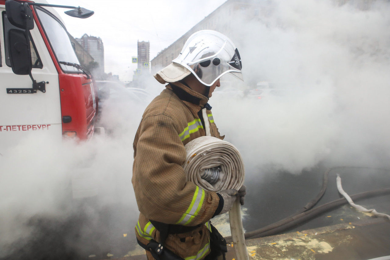 Тушить пожар в Саперном отправились 15 спасателей
