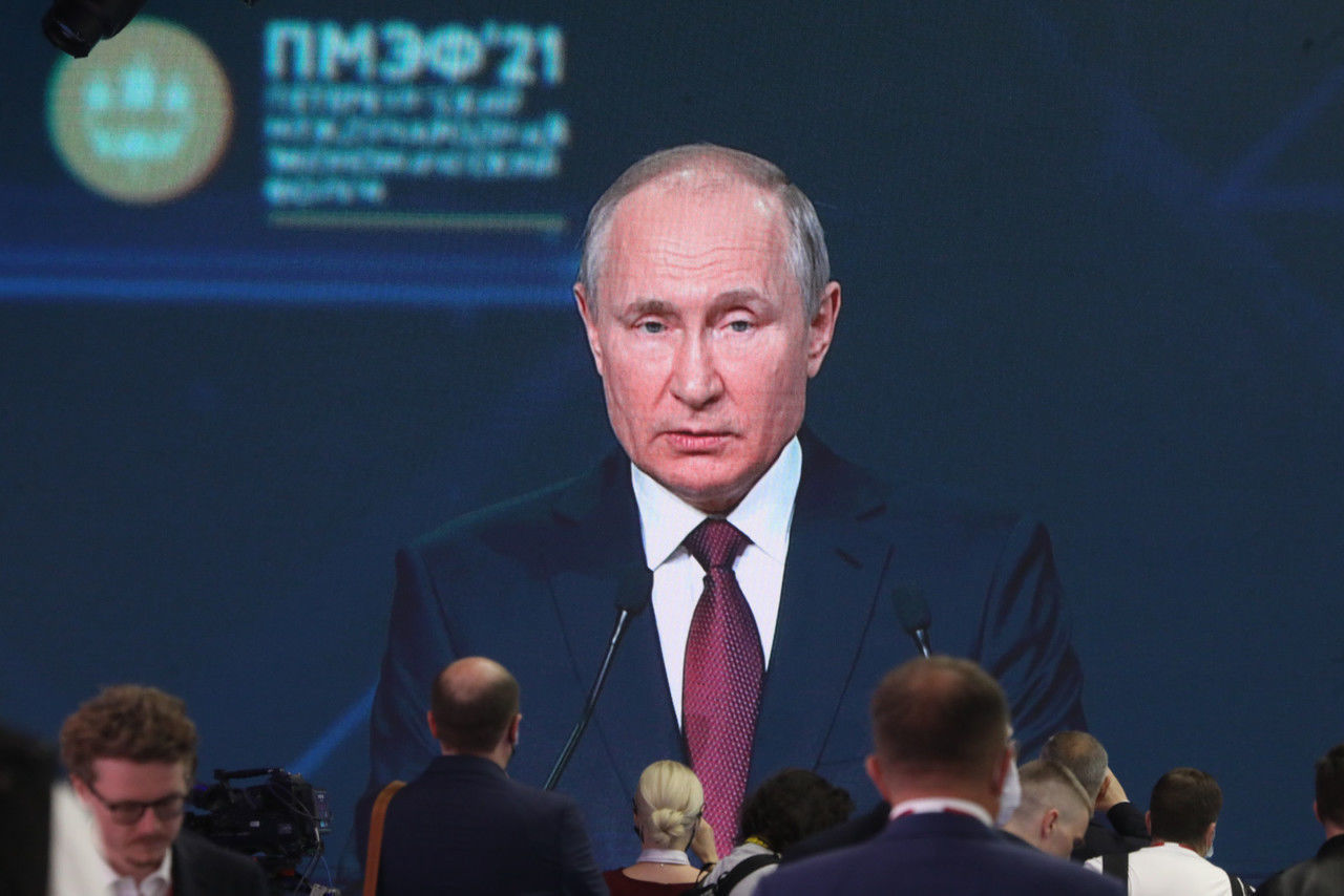 «Пилят сук, на котором сидят»: Путин высказался о перспективах доллара