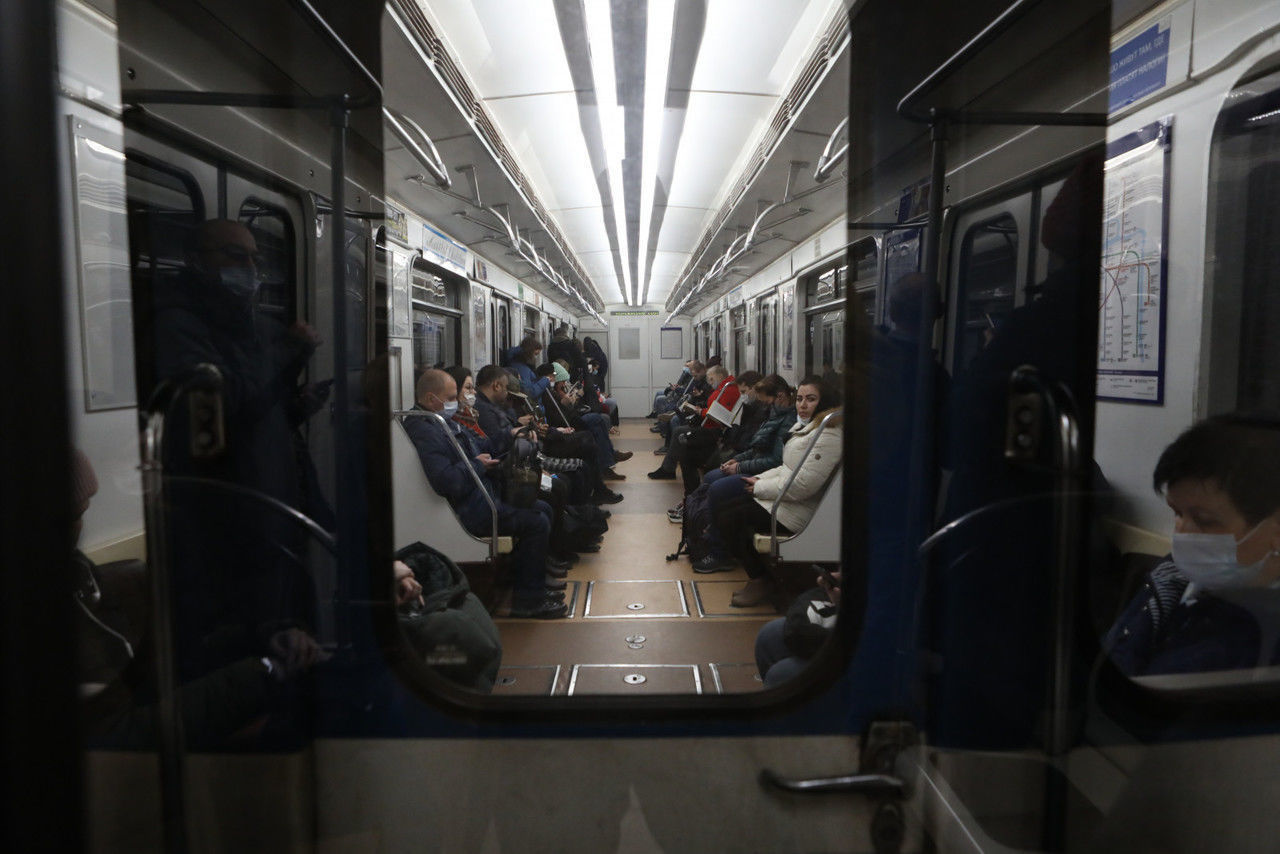 В метро Петербурга поезда с трудом пробираются в сторону станции «Девяткино»