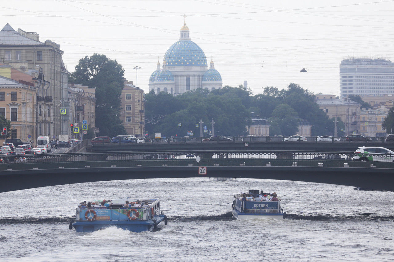 Спб установить. Места в Питере. Места для фото в Питере. Санкт-Петербург ливень. Дождливый Питер фото.