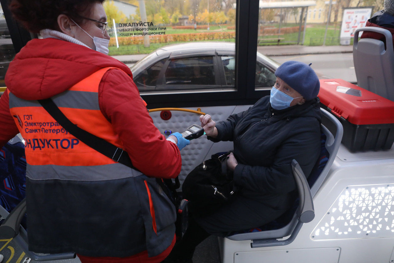 Работа санкт петербург транспорт. Работа в Санкт-Петербурге в транспорте. Фото в автобусе днем.