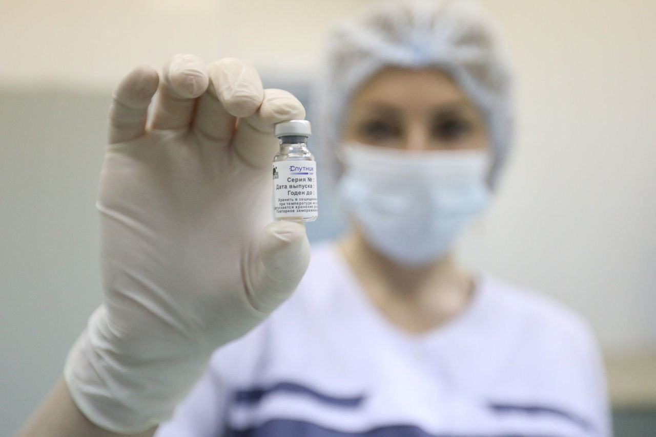 Петербуржцев призвали ходить на вакцинацию не в ТЦ, а в поликлинику