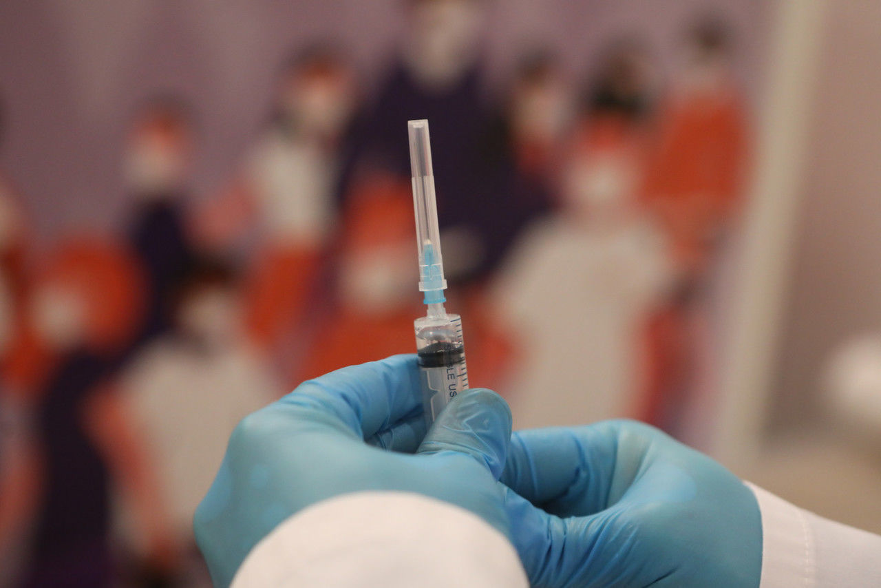Эксперт сравнил иммунитеты от коронавируса у привившихся взрослых и подростков