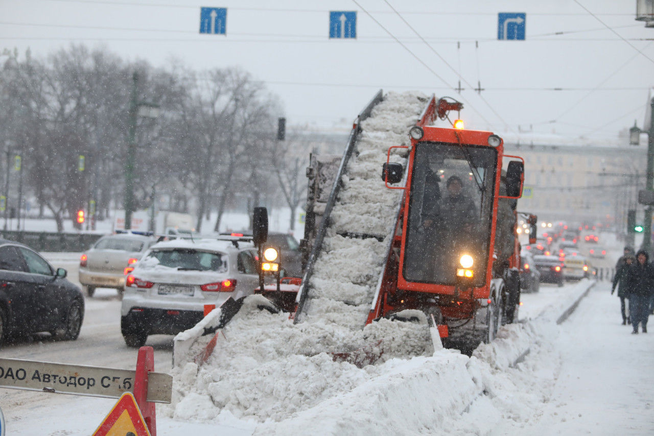 Главный синоптик Петербурга рассказал, когда в городе закончится снегопад