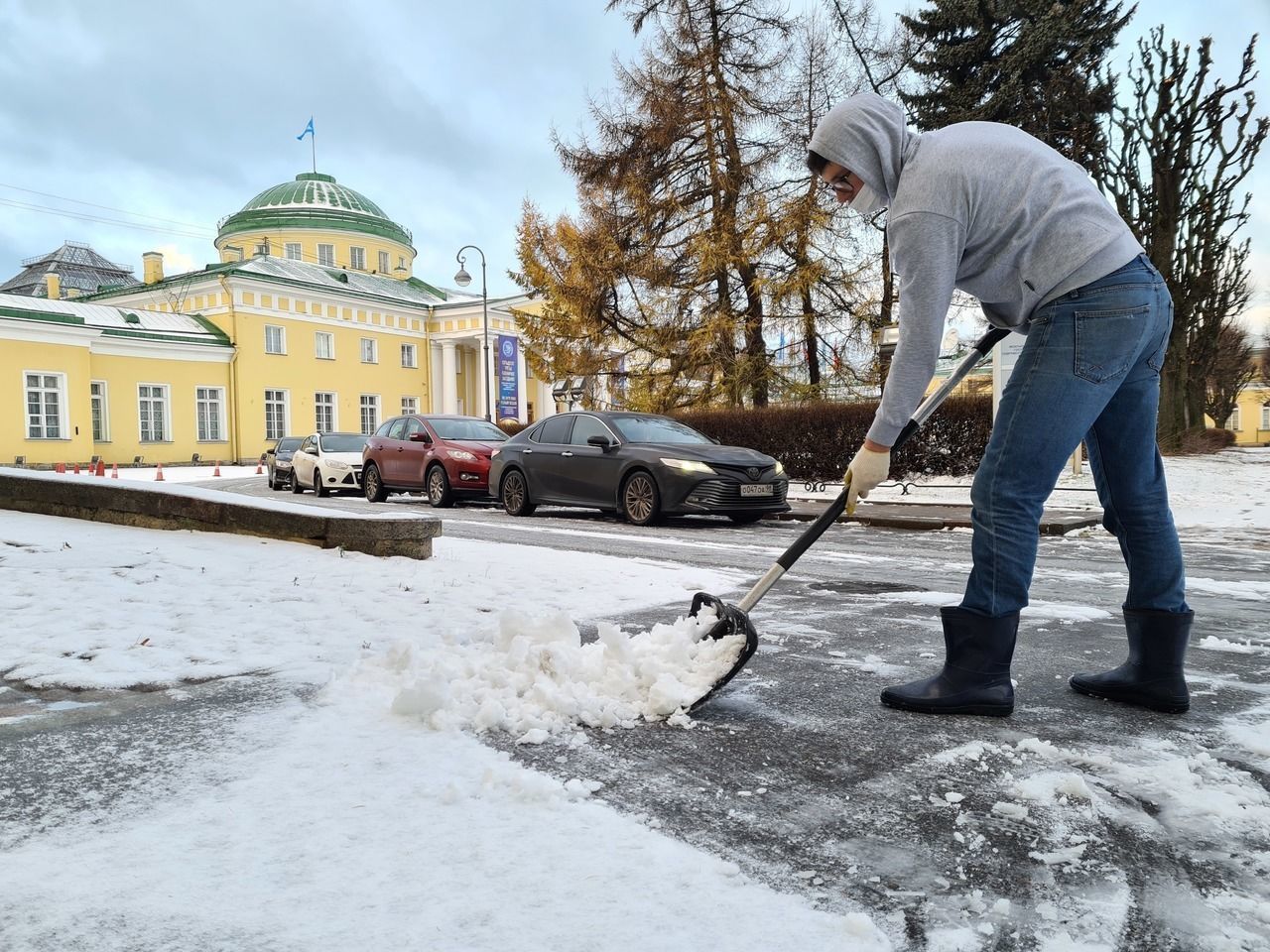 Дороги Петербурга спасают от гололеда солевым раствором