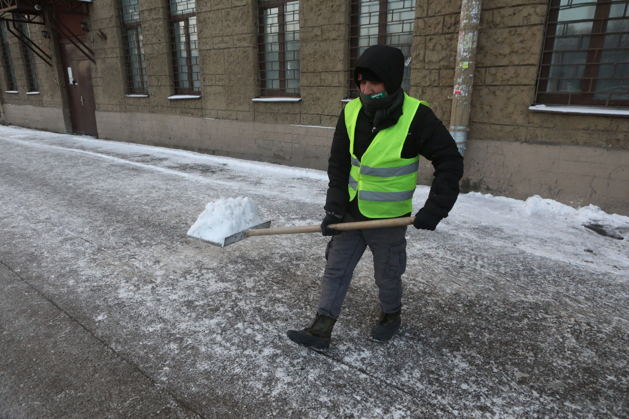 В Петербурге от снега и наледи очистили крыши почти 2,3 тысячи домов