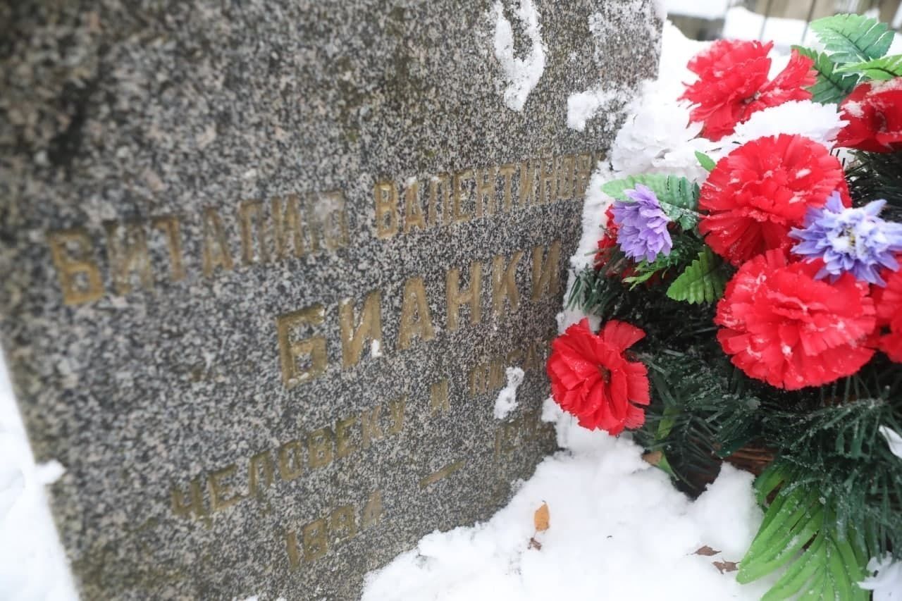 Родственники Виталия Бианки хотят восстановить надгробный памятник писателя на Богословском кладбище